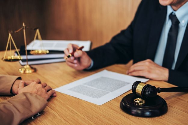 4 Factors to Help You Select the Best Divorce Lawyer for YOU